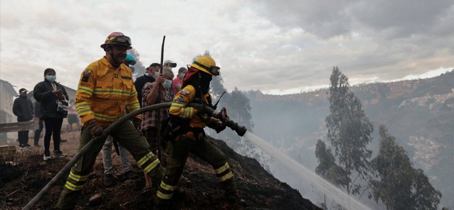 residents-help-battle-forest-fires-threatening-homes-in-ecuadorian-capital