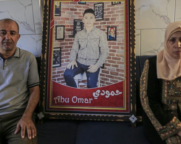 viral-photo-gives-gaza-family-a-bittersweet-glimpse-of-their-missing-son