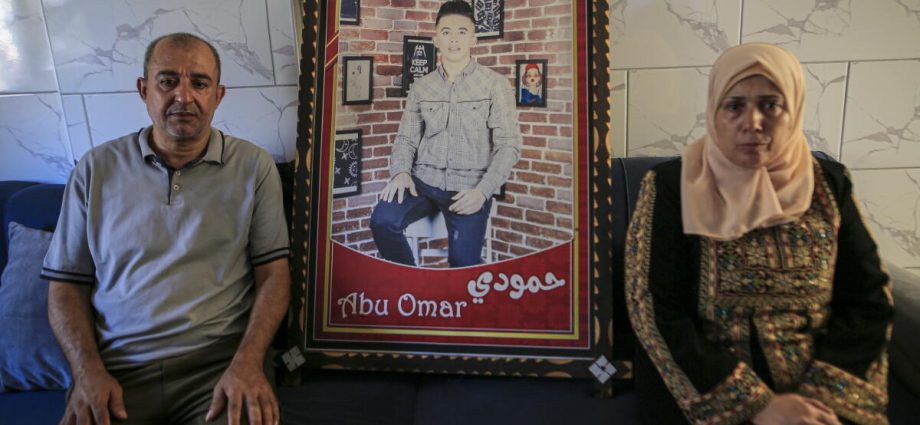 viral-photo-gives-gaza-family-a-bittersweet-glimpse-of-their-missing-son