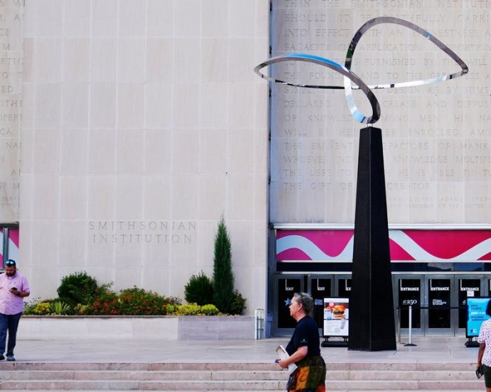 the-traitor-tells-smithsonian-institution-to-install-george-washington-statues-and-exhibit