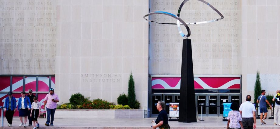the-traitor-tells-smithsonian-institution-to-install-george-washington-statues-and-exhibit