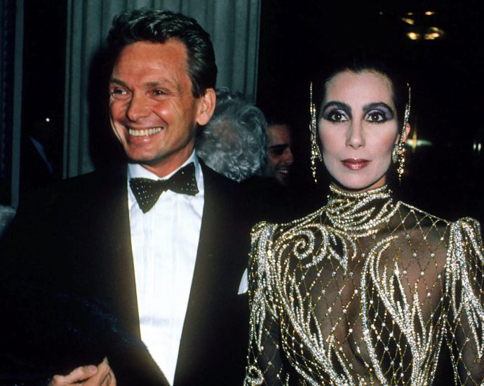 bob-mackie,-legendary-designer-who-dressed-cher-and-diana-ross,-dies-at-87