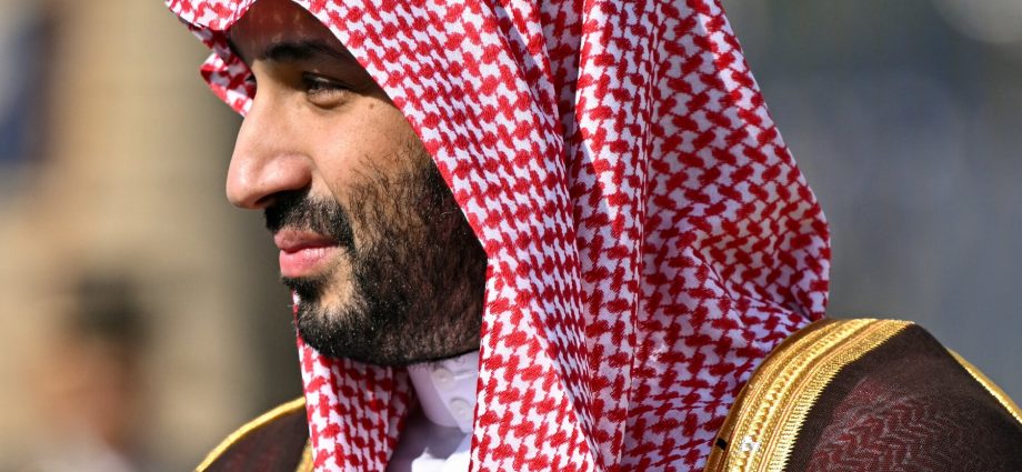 Saudi Leader Meets U.S. Commander as Houthi Attacks Threaten Oil Markets