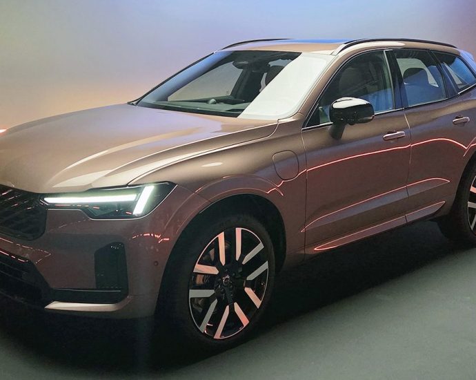 2028-volvo-xc60:-‘long-range-phev’-gets-whopping-78-miles-of-electric-range