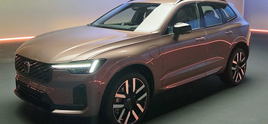 2028-volvo-xc60:-‘long-range-phev’-gets-whopping-78-miles-of-electric-range