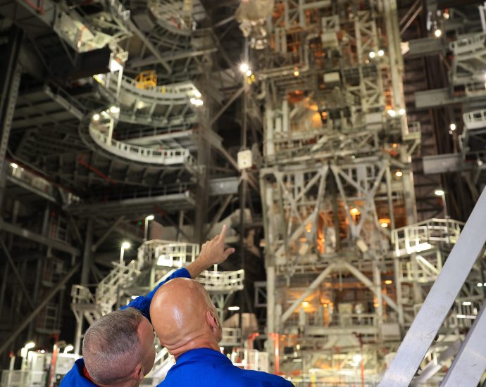 artemis-iii-crew-visits-nasa-kennedy’s-vehicle-assembly-building