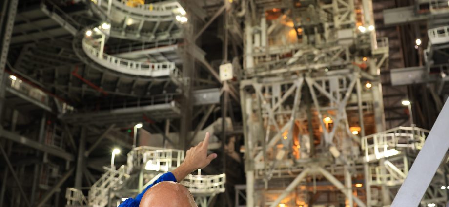 artemis-iii-crew-visits-nasa-kennedy’s-vehicle-assembly-building