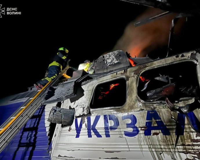 russia-has-damaged-500+-ukrainian-locomotives-as-attacks-on-railways-reach-polish-border