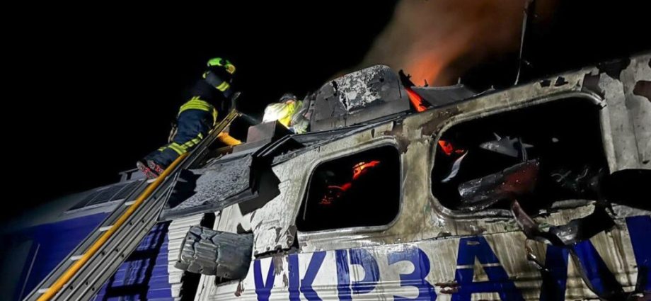 russia-has-damaged-500+-ukrainian-locomotives-as-attacks-on-railways-reach-polish-border