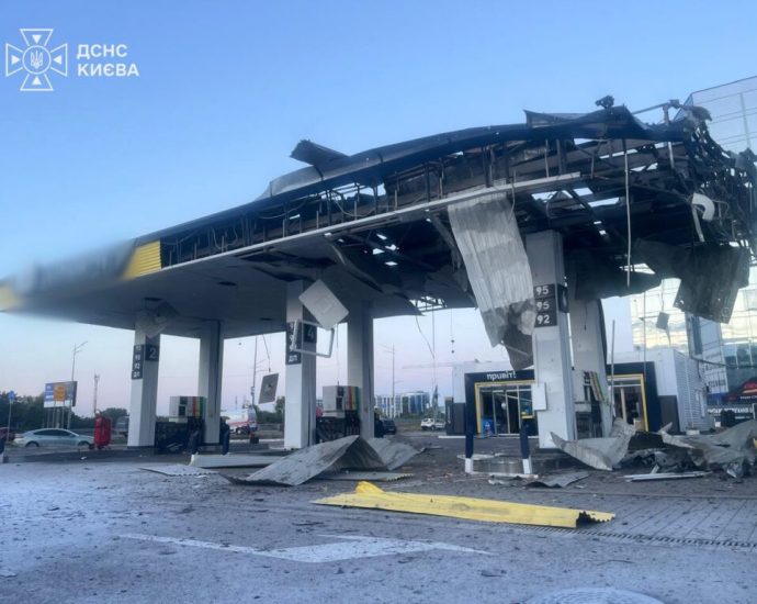russia-keeps-hitting-kyiv’s-gas-stations.-now-they-get-military-air-threat-tracking