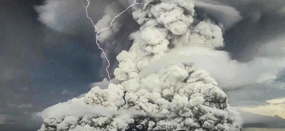 scientists-stunned-as-volcano-cloud-starts-destroying-methane