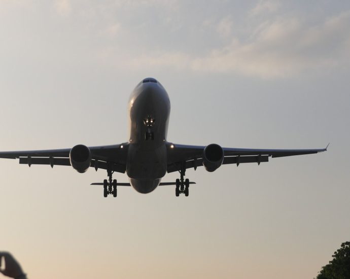 dramatic-video:-boeing-737-loses-tire-during-takeoff-as-cabin-ceiling-collapses