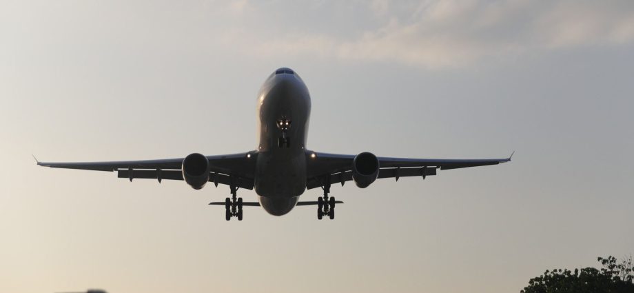 dramatic-video:-boeing-737-loses-tire-during-takeoff-as-cabin-ceiling-collapses