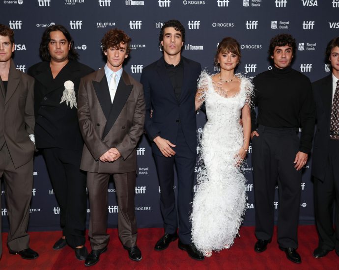 penelope-cruz-&-los-javis-bring-queer-epic-‘la-bola-negra’-to-tiff