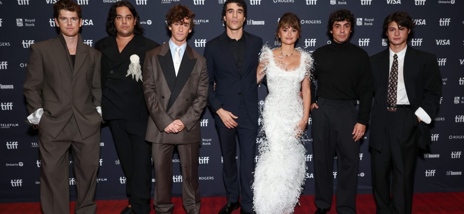 penelope-cruz-&-los-javis-bring-queer-epic-‘la-bola-negra’-to-tiff
