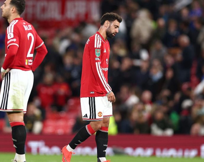 manchester-united-lose-3-2-to-brighton,-crash-out-of-league-cup