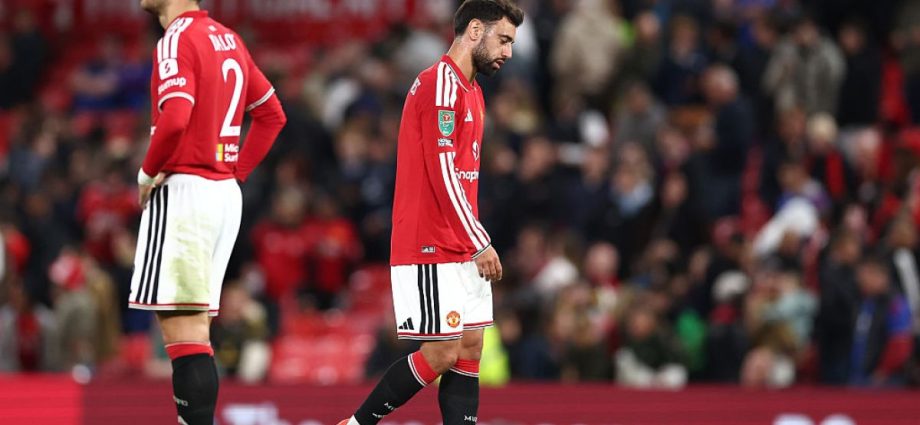 manchester-united-lose-3-2-to-brighton,-crash-out-of-league-cup