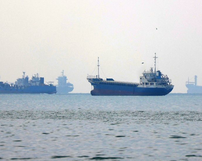 us-military-claims-strait-of-hormuz-remains-open-amid-ongoing-blockade