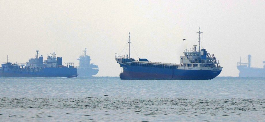 us-military-claims-strait-of-hormuz-remains-open-amid-ongoing-blockade