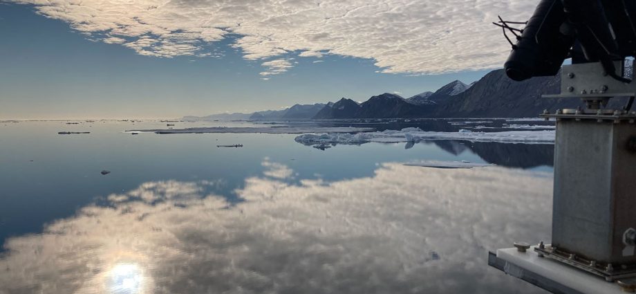 cascades:-a-journey-along-greenland’s-coast-where-ocean-meets-ice 