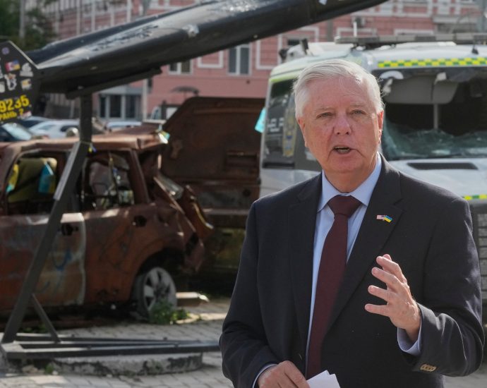 the-traitor-could-impose-100%-tariffs-on-russian-oil-and-gas-buyers-under-new-bill