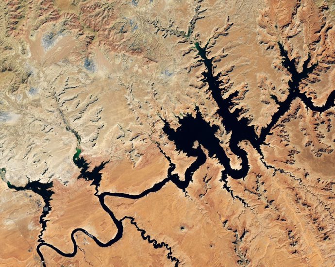 lake-powell-drops-to-record-low-levels