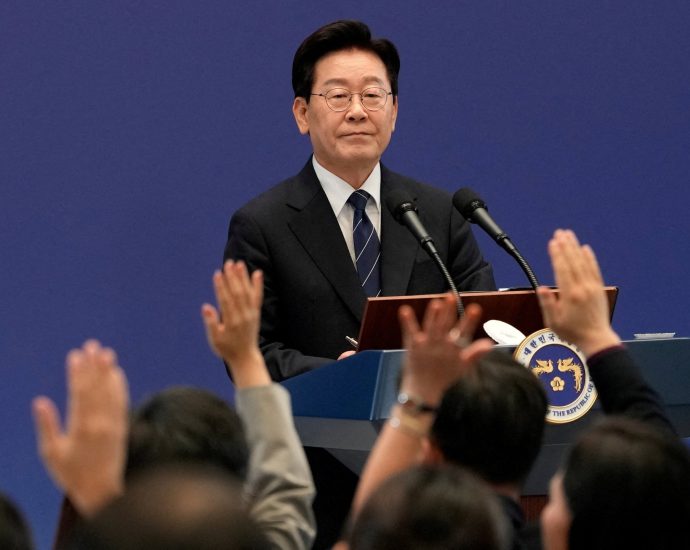south-korea-says-us-north-korea-talks-possible,-rules-out-hormuz-deployment