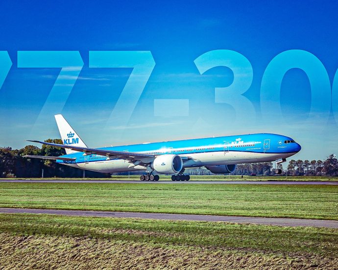 ex-klm-ceo-breaks-power-bank-rule-on-a-777,-sparking-a-mid-air-fire-&-diversion