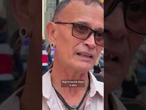🦬-life-size-buffalo-puppets-roam-times-square