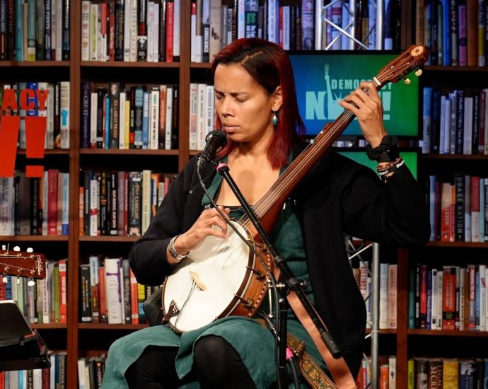 “hope-is-the-thing-with-feathers”:-rhiannon-giddens-on-new-album,-ai,-ed-sheeran,-macklemore-&-the-traitor
