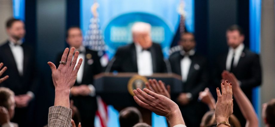 the-traitor-says-he’s-banning-3-media-outlets-from-the-white-house,-testing-first-amendment