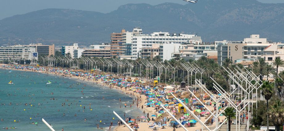 these-european-cities-say-they-have-too-many-tourists.-why-are-their-airports-expanding?