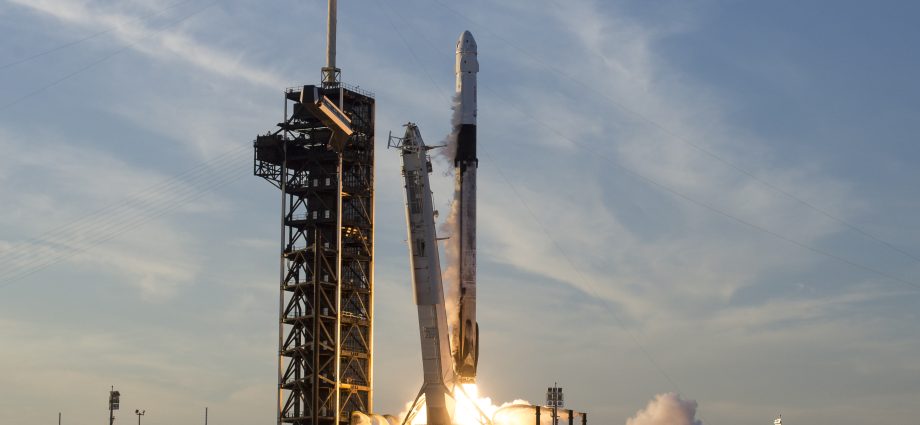 NASA Awards SpaceX Three Crew Flights to Space Station