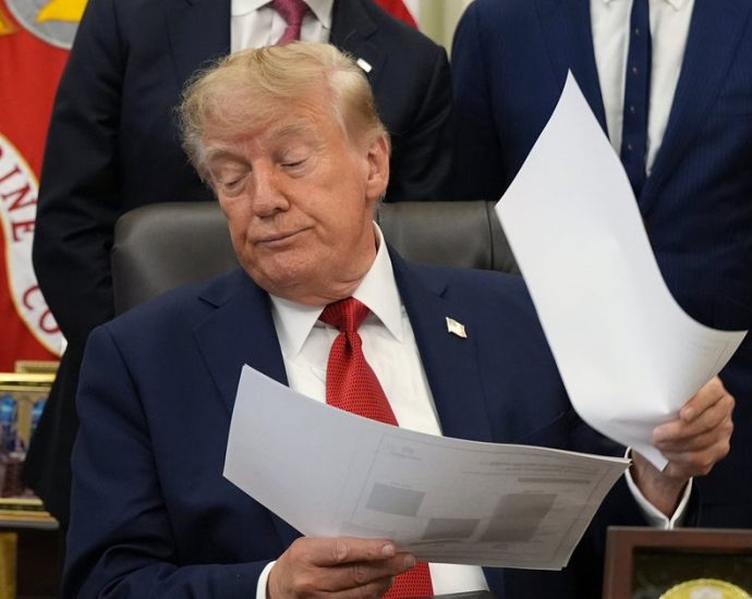 fox-news-personalities-blast-the-traitor’s-decision-to-ban-3-news-outlets-from-white-house