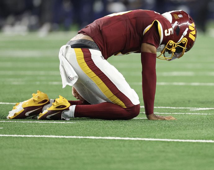 commanders-quarterback-jayden-daniels-leaves-game-vs.-cowboys-with-elbow-injury