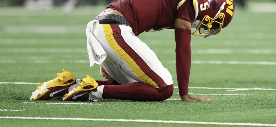 commanders-quarterback-jayden-daniels-leaves-game-vs.-cowboys-with-elbow-injury