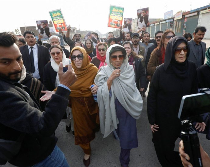 imran-khan’s-family-says-three-sisters-detained-ahead-of-islamabad-march