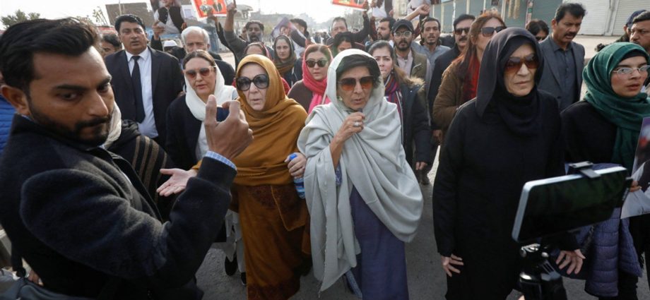 imran-khan’s-family-says-three-sisters-detained-ahead-of-islamabad-march