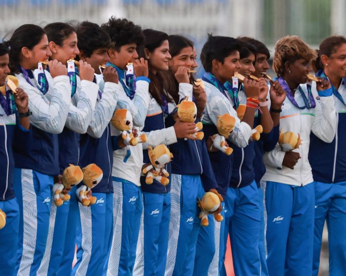india-defeat-sri-lanka-by-147-runs-as-mandhana-shines-in-asian-games-final