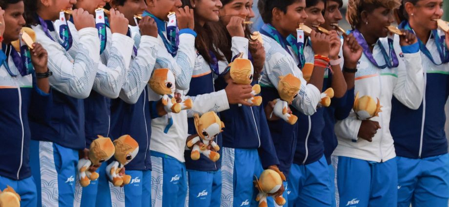 india-defeat-sri-lanka-by-147-runs-as-mandhana-shines-in-asian-games-final