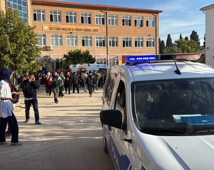 gunman-opens-fire-near-high-school-in-western-turkiye,-wounding-eight