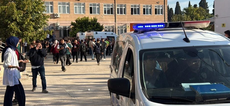 gunman-opens-fire-near-high-school-in-western-turkiye,-wounding-eight