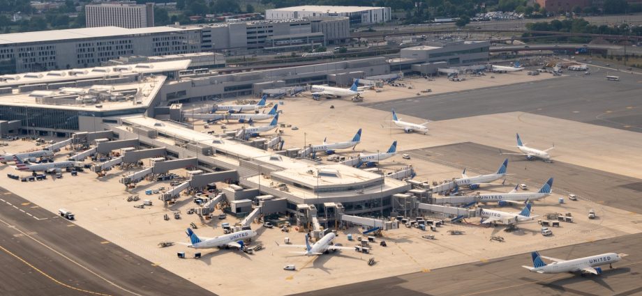transportation-secretary-warns-flight-delays-could-linger-after-northeast-outage