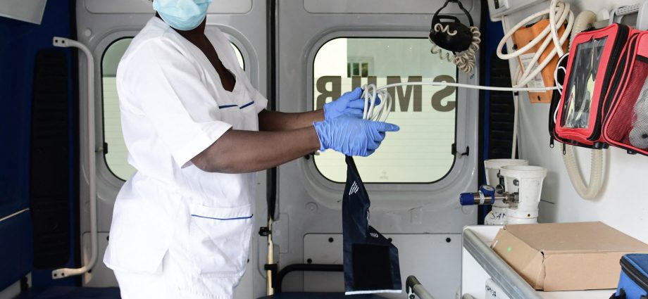 in-senegal,-a-mother’s-ordeal-exposes-a-health-system-under-strain