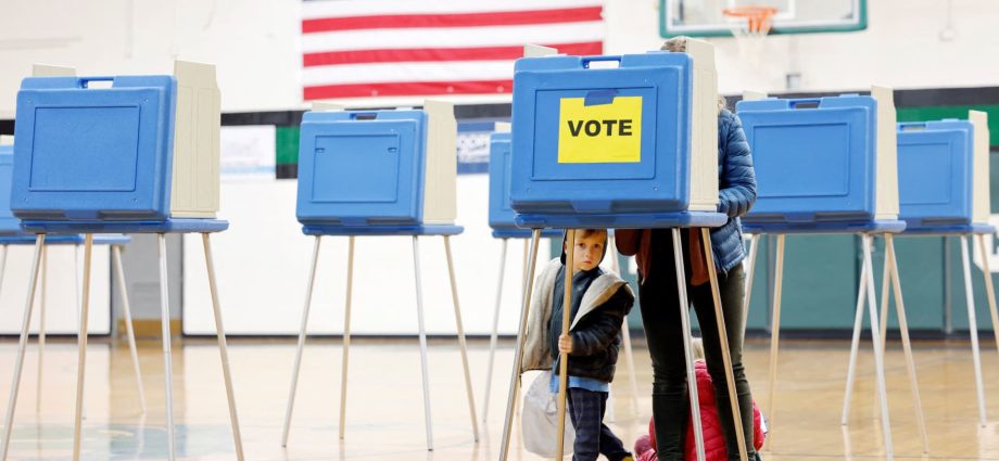 Democrats lead the polls. Republicans lead in cash heading into the midterms