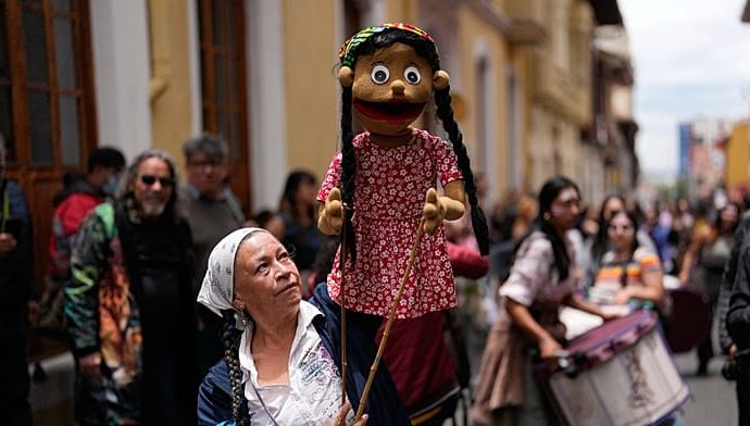 artists-protest-culture-cuts-with-music,-dance-and-puppets-in-bogota