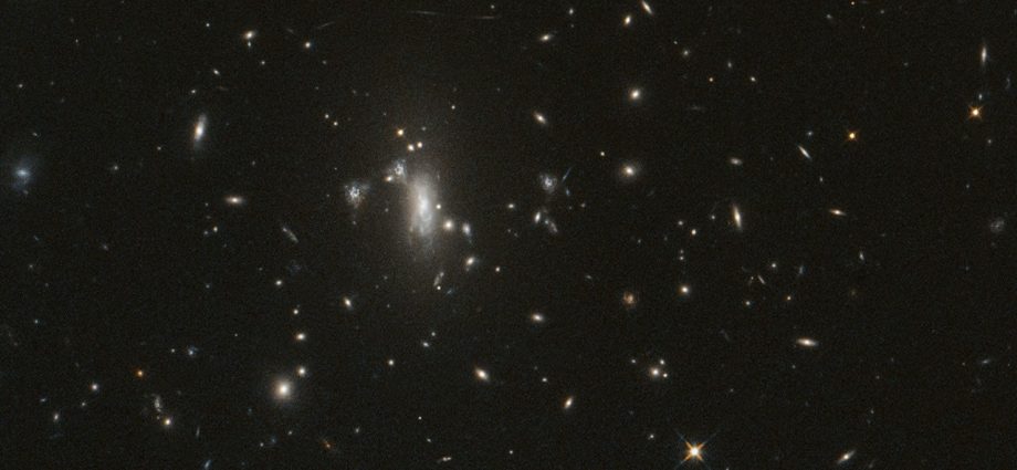 nasa’s-hubble-seeks-lensed-supernova,-marks-200,000-orbits