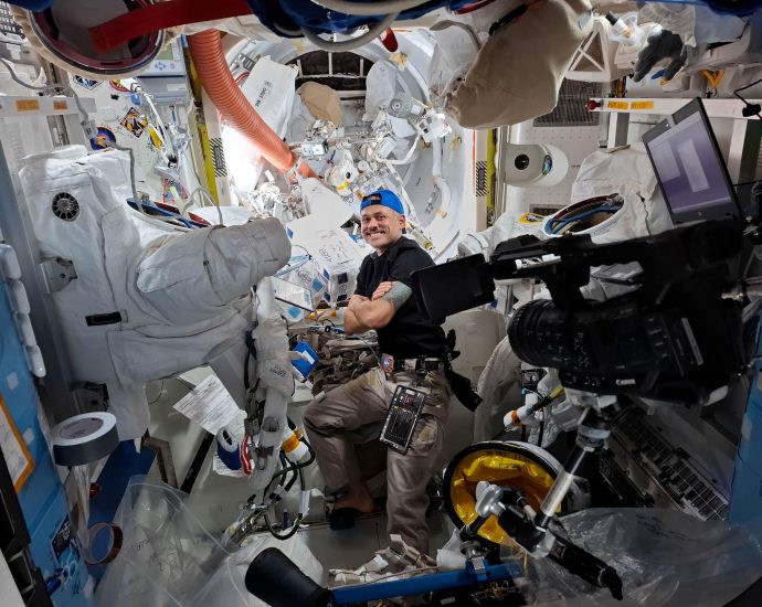 crew-studies-advanced-health-tech-and-gears-up-for-next-crew-swap