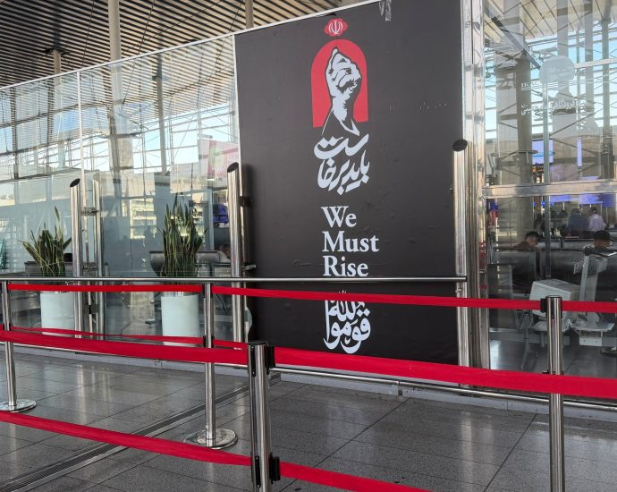 us-aviation-sanctions-disrupt-iran-flights,-push-travellers-overland