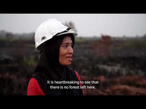 indonesia’s-‘power-of-mama’-crew-battle-worst-fires-in-decade